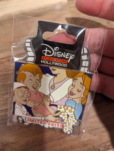 Darling Family from Peter Pan DSSH Limited Edition Pin New on Card