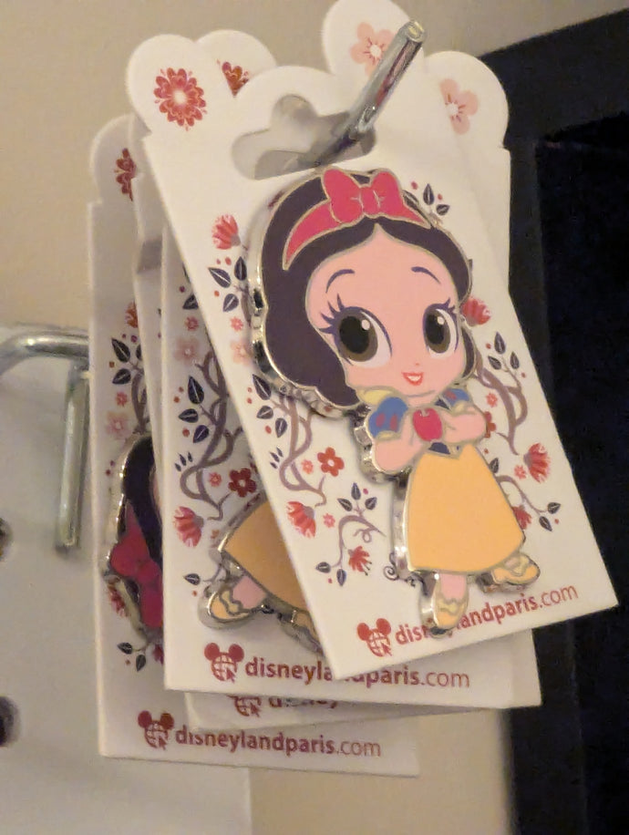 Snow white Disneyland Paris Pin New on Card