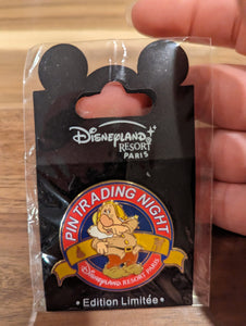 Disneyland Paris Pin Trading Night Sneezy Pin New on Card