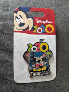 Mickey and Minnie Disneyland 2020 Pin New on Card